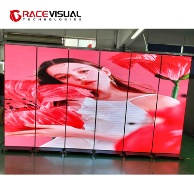 IP Series P2.5 640x1920mm Indoor LED Poster Display on Wheel Base Soluzione di visualizzazione flessibile e versatile